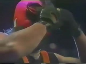 #EnUnDíaComoHoy pero de 1990, Atlantis enfrentaba uno de los duelos más complicados de su carrera pero salía con la mano en alto y con la máscara de Kung Fu tras un excelso duelo de apuestas. Esa noche en la Arena México conocíamos el rostro de Ray Acosta Veloz. | Lucha Libre Y Ya