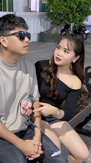 Handcuff prank to pretty girls 😍