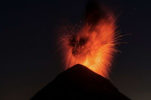 Un volcan explose en pleine nuit : le ciel s'embrase dans un bruit impressionnant !