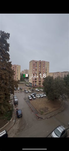 🏡 Appartement F4 à rénover – Bab Ezzouar (Alger) Appartement F4 de 92 m², au 5ᵉ étage, double façade et sans vis-à-vis, situé à Sorecal – quartier 8 Mai 1945. À seulement 2 minutes de l’arrêt du tram Clair Matin 🚊. ✔ Salon spacieux avec balcon ✔ Cuisine communicante ✔ 3 chambres sur la deuxième façade ✔ Salle de bain & WC séparés ✔ Idéal pour rénovation 📜 Acte de propriété & livret foncier 💰 Prix : 1,8 milliard (négociable) 📞 0561 21 46 33 @Amine Immobilier Alger