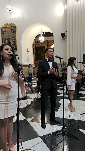 Servir en la música litúrgica es mucho más que cantar o tocar un instrumento. Es preparar el corazón, dedicar tiempo, cuidar cada detalle… para que en la misa no solo suene música, sino que resuene la presencia de Dios. Lo que se ve: 🎶 Tres cantantes y cuatro músicos que hacen sonar un “Cordero de Dios” con todo el corazón. 🎻 Instrumentos que embellecen la oración: violín, flauta traversa, violonchelo y guitarra. 🎙️ Un sonido claro y cuidado que permite a la asamblea orar y cantar. Lo que no