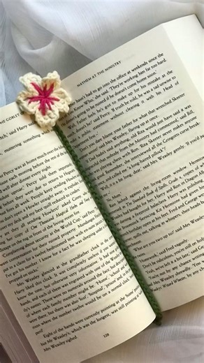 Aesthetic Flower Crochet Bookmark❤️#crochet #harrypotter #books #crochetbookmark #shorts #trending