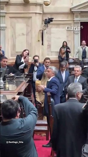 El diputado Paulón llevó pochoclos al recinto para el informe de gestión de Manuel Adorni