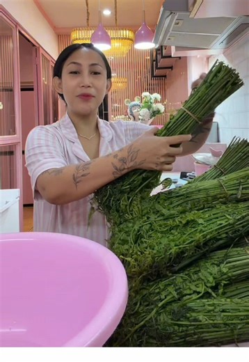 Temenin mami masak pakis 20iket ayam laos 4kg cumi oseng oseng 2kg untuk makan siang anak2 d gudang sayur pakis beli di sini @SAYUR SUMATRA Kab.BEKASI
