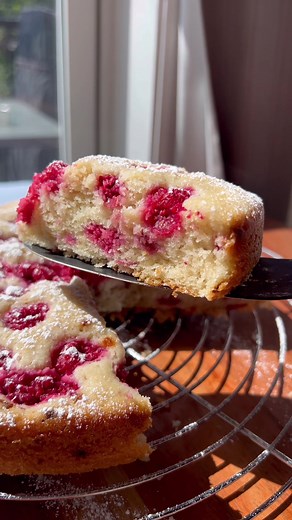 ONE BOWL RASPBERRY CAKE🩷 easy to make and so light and fluffy🤗 RECIPE LINKED IN MY BIOOOO #raspberrycake #onebowlcake