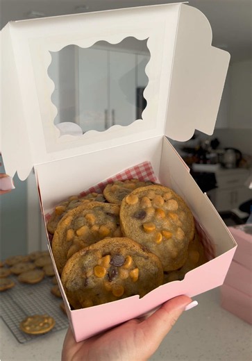 Fresh Cookie Friday 🍪 Cookies are boxed up and ready to go. Appreciate everyone who placed an order this week. 🤍 @hallemadecookies
