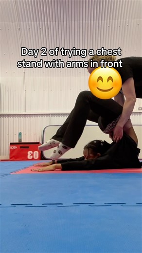 Contortion chest chest stand training - back flexibility