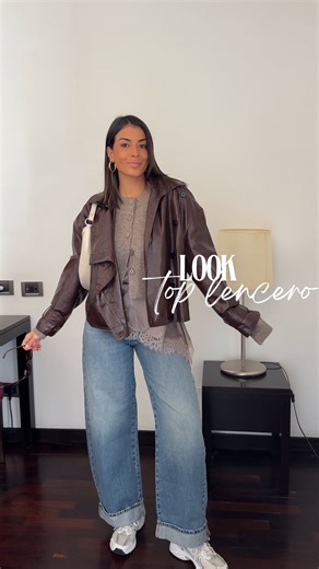 Claudia Sastre on Instagram: "Así combiné el top lencero que os enseñé en el último haul. Sabía que os iba a encantar el look cuando os lo enseñara en foto asíque lo grabé para reels para que lo vierais mejor y dejaros escritas las referencias de todo!!!!😍✨💕 (*salen como a mitad del vídeo) Espero que os guste mucho! ✨ *al final he incluido algunos trozos con una personita que no paraba de observarme mientras grababa así que terminé diciéndole que se uniera 🙊😂🫶🏽 #toplencero #layering #layer