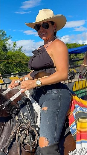 🐎 Colombian Cowgirls and Horses Go Viral 🔥 🐎 Beautiful Women Riding Paso Fino Horses 😍 #PasoFino