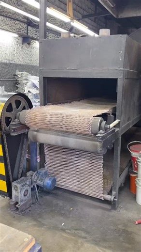 ¿Por qué tirar y volver a gastar? Restaurar una cacerola cuesta 80% menos que comprar una nueva y cumple exactamente la misma función. ✔️ Ahorrar dinero ✔️ Alargar la vida útil ✔️ Cocina más sano ✔️ Cuida el medio ambiente Contactanos #fabrica #plurargentina #restaurar #antesydespues #cacerola | Plur Argentina