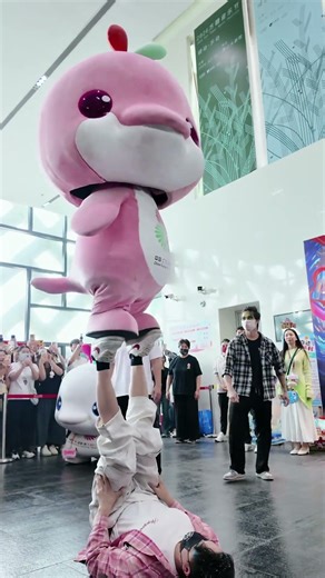 Le Rongrong's Chicken Kicking Act: Unleash Your Amazement in Guangzhou