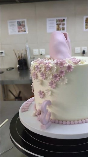 #singer #cake #whowillbemylifepartnerta #cakedecorating