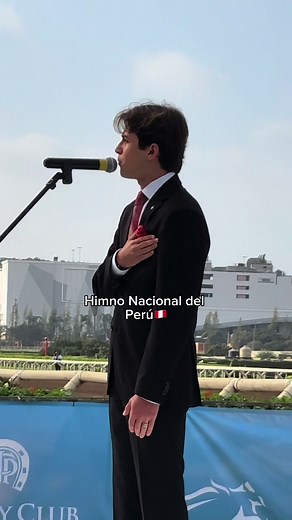 Joven Cantando el Himno Nacional del Perú 2023