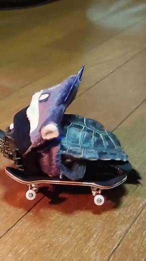 Turtle learned how to take off his clothes】
