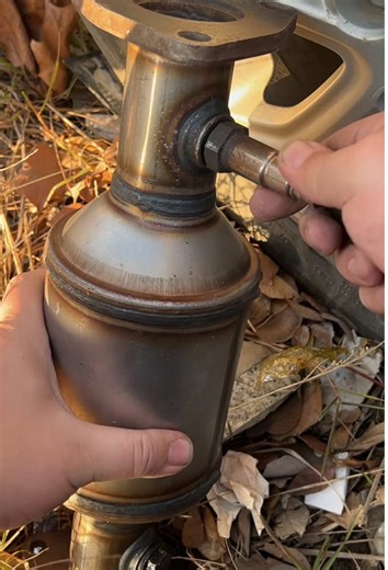 🚨Is your CHECK ENGINE light on? Don't pay a mechanic hundreds! A faulty 02 Sensor is the cause and it's EASY to fix yourself. Our premium oxygen sensor: ✅Direct OEM Fit - No guesswork ✅Boosts MPG & Restores Power ✅5-Minute DIY Install (Save $$!) Watch how easy it is to replace it and get your car running smoothly again. ⬇️Get the RIGHT sensor for your car now! Click the link in our bio! #O2Sensor #CheckEngineLight #DIYMechanic #CarRepair #SaveMoney