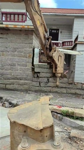 🏗️💥 Excavator Demolishing a Concrete and Brick Structure