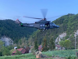 Alluvione Emilia Romagna: elicotteri dell'Aeronautica Militare in azione per evacuare cittadini e rifornire allevamenti | FOTO e VIDEO