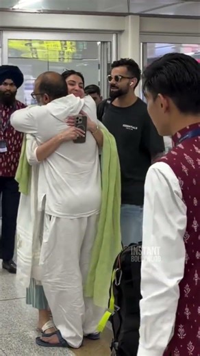 The way Anushka touches Maharaj's feet 🥹✨#short #bollywood #trending