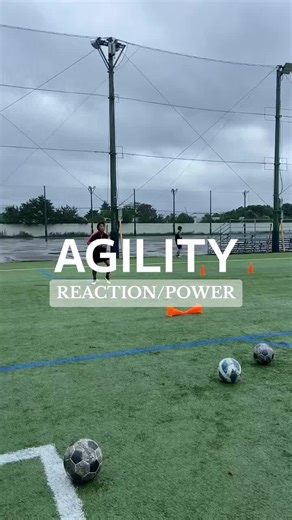 【アジリティトレーニング】 ◆リアクションでの動き ◆フルパワーでの連続動作 連続でのMaxパワーでのダッシュを繰り返した後のシュート。 サッカーのピッチで実際にあるシチュエーションを再現しながらのフィジカルトレーニング。ギリギリのボールを出すことで、Maxのパワーを引き出すことが可能になる。連続でのプレーした後のシュートはコントロールは難しくなるが、こちらも試合でのゴール前でのシーンを意識したい。 #footballtraining #footballtrainingdrills #サッカートレーニング #サッカー練習メニュー #サッカートレーニングメニュー #サッカーパーソナルトレーニング #サッカー練習 #川崎サッカースクール