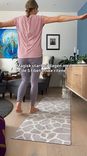 De tibetanske ritene🤩 Nydelig start på dagen👌🏻 Det vanskeligste er faktisk å komme i gang😅 Rulle ut matta og begynne. Når det er gjort er det enklere å ta et par øvelser til👌🏻🙌🏻 De 5 tibetanske ritene er perfekt å starte med🫶🏻 ✅ Start med 3-5 runder av hver øvelse og øk opp til 21. «Hvis du bare har tid til et kvarter om dagen er dette den aller beste treningen. Gjør du dette hver morgen, kan du få det bedre både fysisk og mentalt.» - sier lege Audun Myskja, lege og forfatter. Når du s