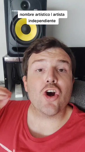 Sabemos que el proceso de elegir un nombre puede ser abrumador, por eso hoy les compartimos las 5 claves para crear un nombre artístico que los defina como artistas y se destaque en la industria musical. Primero, es importante que el nombre cuente una historia, que sea auténtico y refleje la personalidad del artista. No se trata sólo de crear algo pegajoso, sino de transmitir un mensaje a través del nombre. Segundo, el nombre debe ser corto y fácil de recordar, pronunciar y escribir. Piensa en n