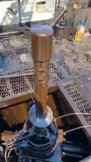 🔶Gas Discharge: A contaminated mud generated by excess solids reduces the good cleaning of the same, consequently the Hydrostatic Pressure decreases so the Formation Pressure generates this Phenomenon in a Still Well. | Petroleum engineer