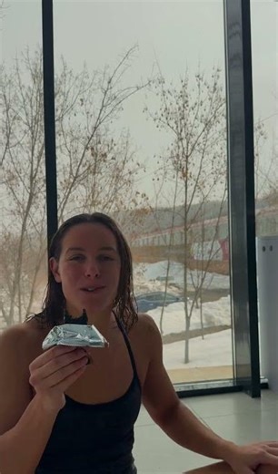 🏊‍♀️ Διάλειμμα για ενέργεια. ⁨‪@COCOMATFarms‬ Μπάρα ‘Dark Side’ με μαύρο σουσάμι, αμύγδαλο & μέλι.