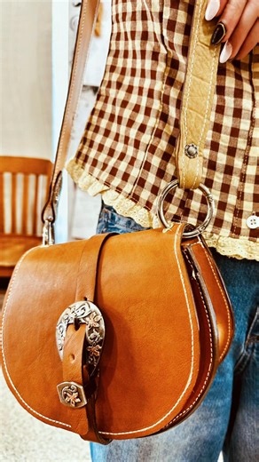 Stylish Crossbody Purse Crafted from Italian Leather