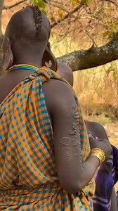 Surma women's scarification is a form of traditional body art and a profound symbol of identity, beauty, and courage within their culture.These marks are made by cutting into the skin, usually on the torso, arms, or abdomen, and are left to heal without removing the scab, creating decorative reliefs. #inspirationofafrica | Quim Fàbregas - Fotografía y Viajes.