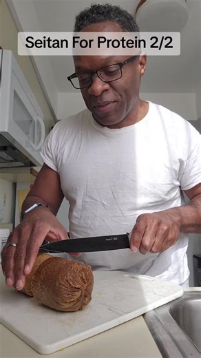 🥩 Seitan vs. Beef vs. Steak vs. Fish A Bodybuilding & Recovery Comparison 1️⃣ What Is Seitan? Seitan is a high-protein food made from vital wheat gluten. When prepared properly (like your soy-free tofu blend with nutritional yeast), it becomes: Dense Meat-like in texture Extremely high in protein Very low in fat It’s often called “wheat meat” because of its chew and structure. 🥩 2️⃣ Macro Comparison (Per ~3 oz / 85g cooked portion) Food Calories Protein Fat Carbs Seitan 100–120 20–25g 1–2g 3–5