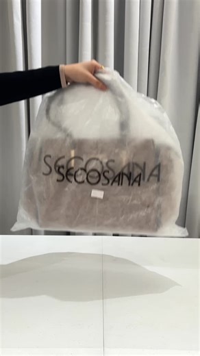 A bag that whispers versatility — meet your Secosana Felinna Multipurpose Bag 👜 Get yours now via link in our bio! 🛒🛍️ #SecosanaPH #SecosanaBagsAndWallets #SecosanaSisters #CrossbodyBag | Secosana