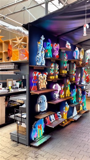 Ze VLIEGEN de deur uit! 💨 Deze prachtige Infinity Lights zijn dit jaar niet aan te slepen. We hebben het assortiment flink uitgebreid met nieuwe figuren, vormen en maten. Ze zijn stuk voor stuk prachtig. ✨ Maar… ze gaan écht hard. Ze zijn razend populair, dus als je er nog eentje op het oog hebt: wacht niet te lang! Kom snel langs bij Almeerplant en scoor jouw Infinity Light voordat ze weg zijn! 💡 | Tuincentrum Almeerplant