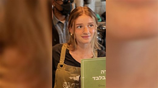 Barista in Netanyahu café video becomes unexpected internet star - i24NEWS