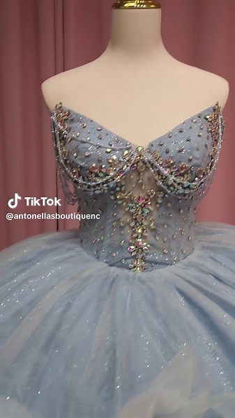 ✨️Nuevo vestido ✨️ en Antonella's Boutique 👑 el vestido perfecto para sentirte como una princesa en tus XV👸🏻 📍 Estamos ubicados en el 5430 North Tryon St Charlotte NC 28213. 💖Haz que tu día sea inolvidable desde el primer momento! 👗Diseños exclusivos solo en Antonella's Boutique. #antonellasboutiquenc #charlottenc #vestidosde15 #quinceañera #vestidodequinceañera