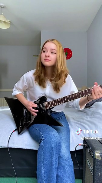 It reminds me something.. 🤔#doom #guitarcover #tashha_s #atdoomsgate | master of puppets guitar