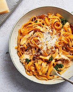 One bowl, zero regrets 😏 Creamy chicken and gochujang fettuccine is pure comfort magic 🍝🔥 | Marion Grasby
