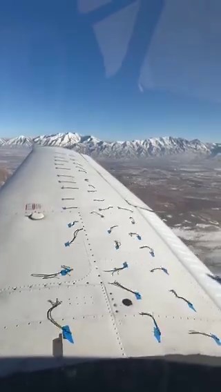 Ever wonder what happens when an airplane stalls? This video is a perfect example!Stalls aren't about the engine, they're about the airflow. These yarn strings show smooth, attached airflow over the wing. As angle of attack increases, the airflow separates, lift decreases, and a stall occurs.📹: pilotmakers