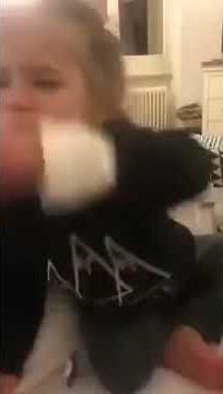 Une petite fille qui est prête à tout pour un bonbon carambar