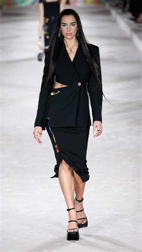 Bavenays on Instagram: "@DuaLipa for Versace - Dua Lipa opened the Versace Spring/Summer 2022 show with pure confidence, setting the stage on fire in signature Versace glam. A pop icon walking for a fashion icon — an unforgettable moment. _ #dualipafan #dualipaedits #catwalkshow #runwayshows #catwalking #bavenays"