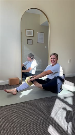 EXERCISE IN PREGNANCY // Week 31 🤰🏼🎃 This week, I’m focusing on the deep rotators — the small but mighty muscles that stabilize your hips, support your pelvic floor, and prepare your body for labor. When these muscles are balanced (strong, coordinated *and* mobile), they help reduce pelvic pain, improve alignment, and make everyday movement feel smoother. Here’s what I’m leaning into at 31 weeks pregnant ⤵️ 1 — Banded Hip Extension → Strengthens the glutes deep rotators to support pelvic and 