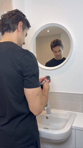 Pozdravi se sa sedom kosom!💥 Novi Alpecin Grey Attack šampon: 1️⃣ Jednostavan je za upotrebu - Nanesi ga na mokru kosu i ostavi da deluje 2–5 minuta. 2️⃣ Duža primena pojačava efekat boje! 3️⃣ U prvih nekoliko nedelja koristi šampon svakog dana, dok ne postigneš željenu nijansu. 4️⃣ Za održavanje boje, koristi ga naizmenično sa svojim uobičajenim šamponom. Važno: Intenzitet boje sam možeš kontrolisati učestalošću i vremenom primene. Kupi odmah!🚀 | Alpecin