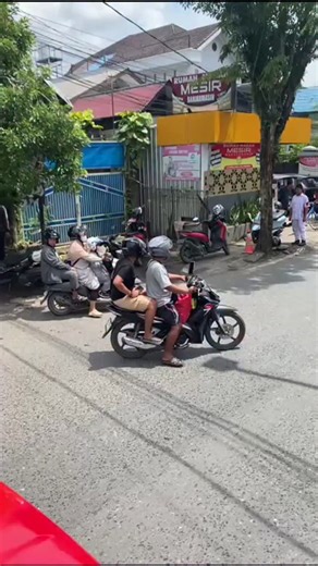 Habar Banjarmasin Kalimantan on Instagram: "Terjadi laka di Atas Jembatan S Parman. Korban luka dibagian kepala & diduga MD, korban laki² menggunakan kendaraan R2 Supra X Plat Merah DA 2973 LAG"