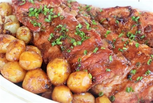 1.7K views | Coaste de porc la cuptor cu sos de rosii si usturoi, Gasiti reteta completa pas cu pas mai jos | Gustoase | Facebook