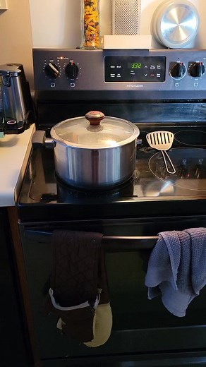 Bone broth is one of the most nutritious foods you can consume. This chicken bone broth is rich in nutrients like collagen, gelatin and glycine. Chicken bone broth is friendly on the joints and provides a host of amino acids. Are the benefits of chicken bone broth from your local grocery store the same? For starters, you have no idea exactly how that broth was made. One of the keys to a health-boosting bone broth is the long cooking time (at least 24 hours), because this infuses it with all of t