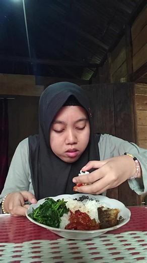 Menu kita hari ini pecel lele. #minivlog #kontenmasakmasak #kontenadayinmylife #lowvisioncreator