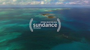 Wat doe je als je land opgeslokt wordt door de zee? Kiribati in de Grote Oceaan is één van de meest afgelegen plaatsen op aarde, ver van dichtbevolkte gebieden en dreigt te verdwijnen door de opwarming van de aarde. Gaat de vierduizend jaar oude cultuur van de eilanden teloor door onze consumptiedrang en energieverspilling? Kijk vanavond om 22.55 uur naar 'Anote's Ark' en lees verder op bit.ly/2docanotesark | NPO Doc