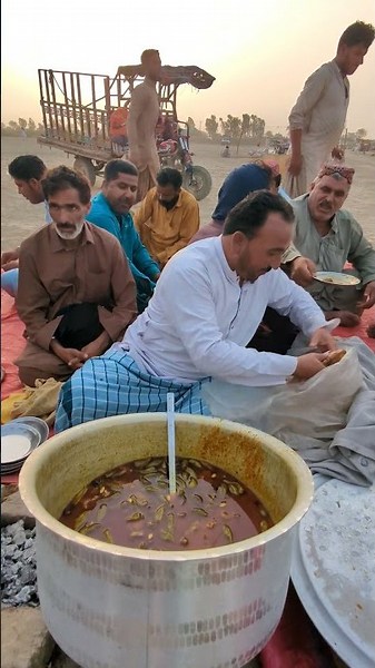 Pakistani Poor People's eat this street food | SiriPaye Ojri Chiken Pulao #pakistanstreetfood