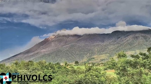 PHIVOLCS reported an ash emission at the summit crater of Kanlaon Volcano between 6:54 AM and 7:40 AM on Wednesday, October 15, 2025. According to PHIVOLCS, the event produced grayish plumes that rose up to 100 meters above the crater and drifted southwest, as captured by the Kanlaon Volcano Observatory’s IP camera in Canlaon City. Alert Level 2 remains in effect over Kanlaon Volcano. Courtesy: PHIVOLCS | GMA News