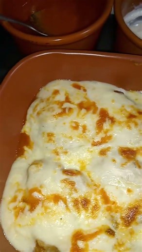 filé de merluza gratinado com molho branco,molho ao sugo,e parmesão