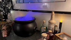 Witches Cauldron on Tripod with Mist Maker Fogger, Halloween Decorations Outdoor, 12 LED Halloween Mist Maker, Black Candy Bucket Decoration for Home Porch Outside